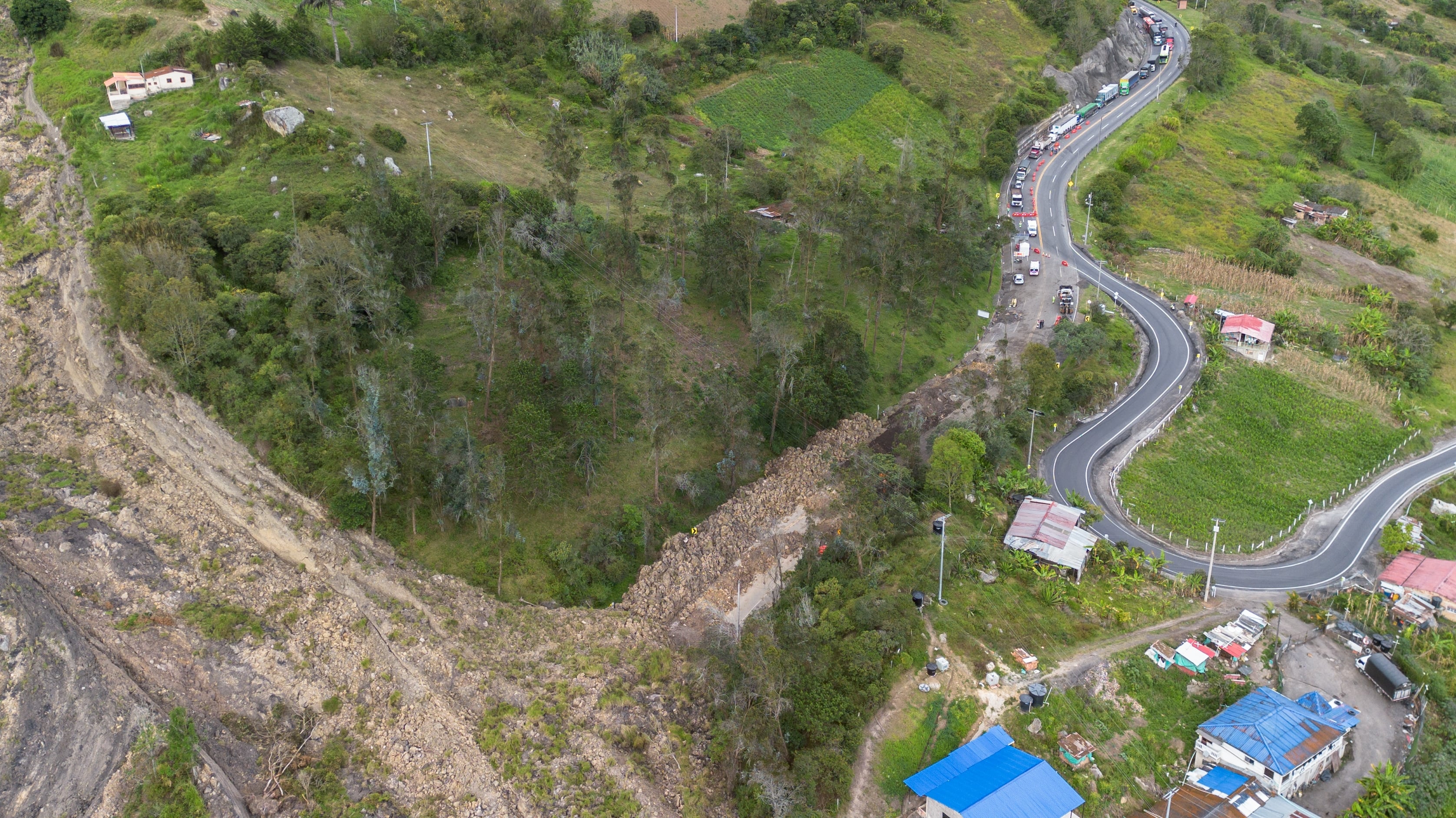 Un nuevo derrumbe aísla al oriente de Colombia: “Estamos condenados a cargar esta cruz por siempre”