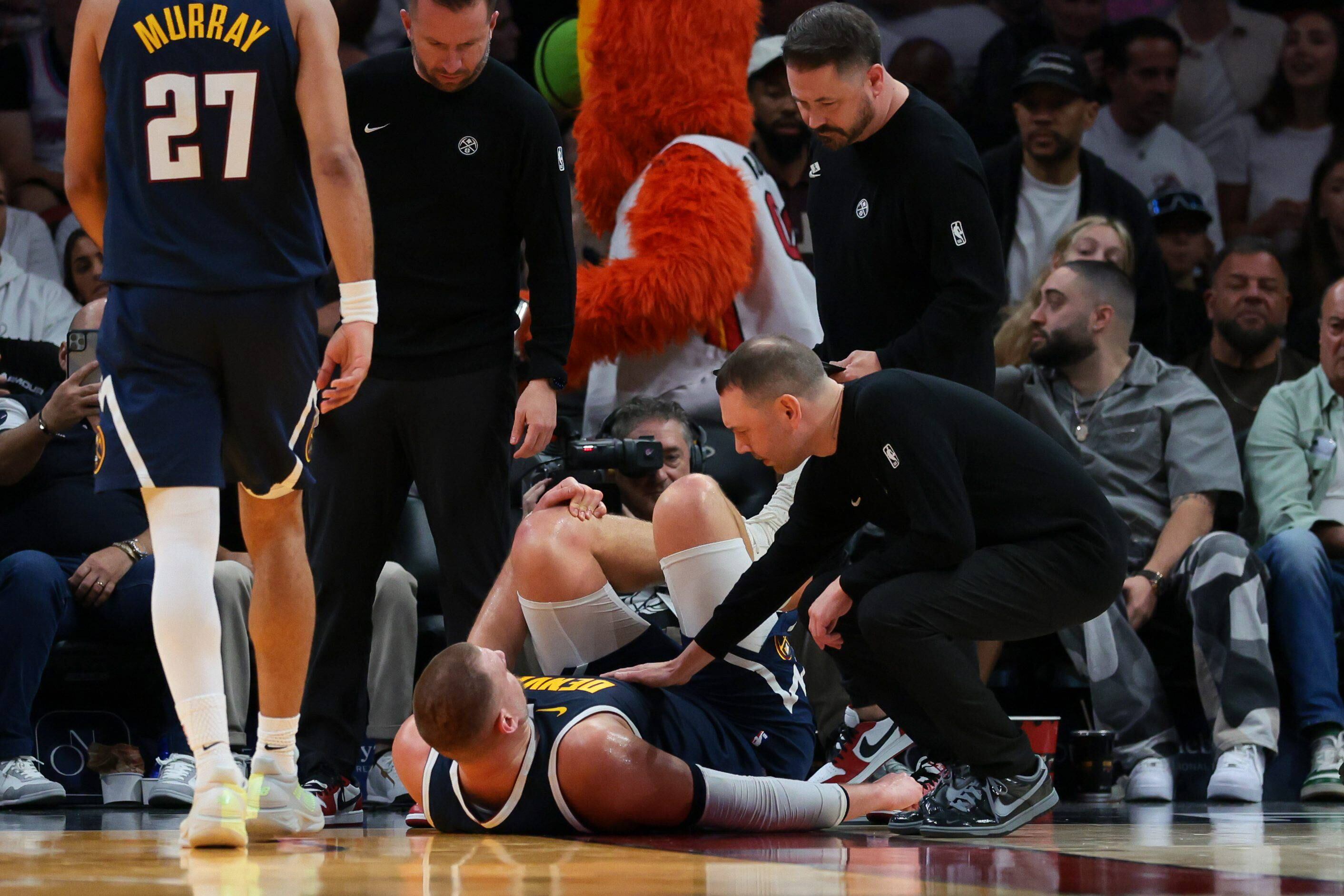 Una preocupante lesión de rodilla tumba al gigante Nikola Jokic en la derrota de los Nuggets ante los Heat y mantiene en vilo a la NBA
