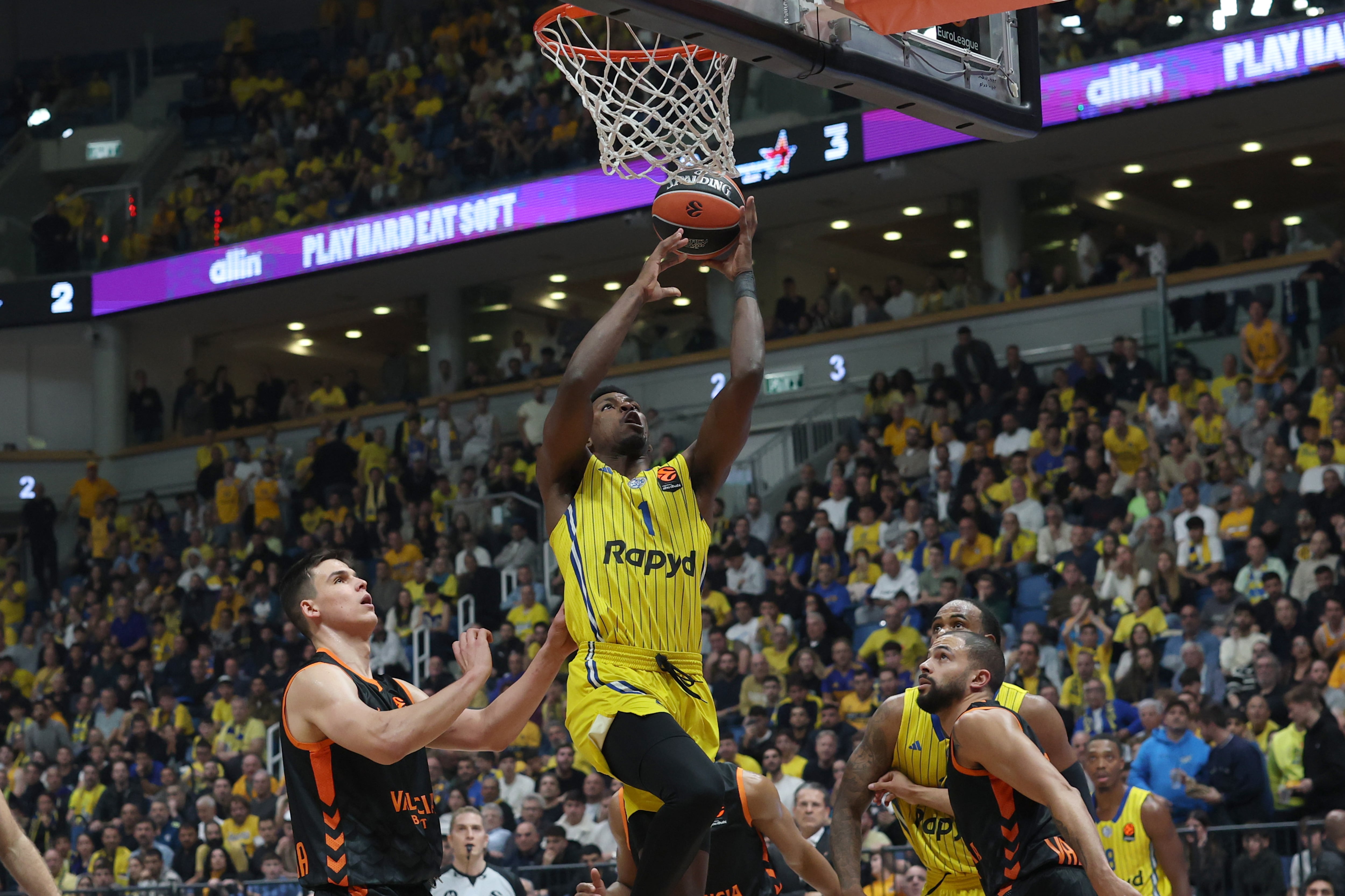 El Maccabi, multado por la Euroliga con diez mil euros por cánticos contra el Valencia y su entrenador Pedro Martínez