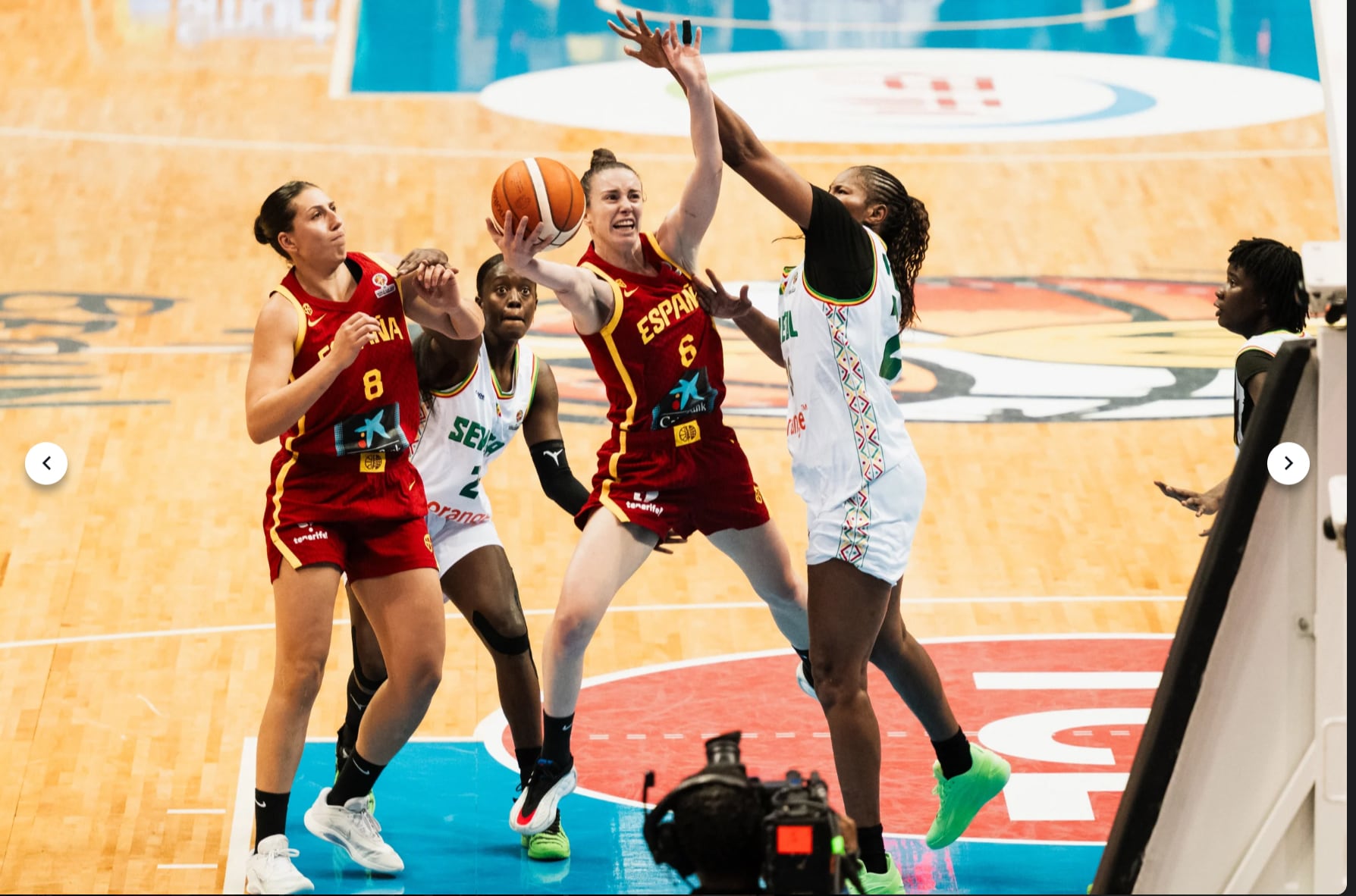 España zarandea a Senegal y encarrila la clasificación para el Mundial