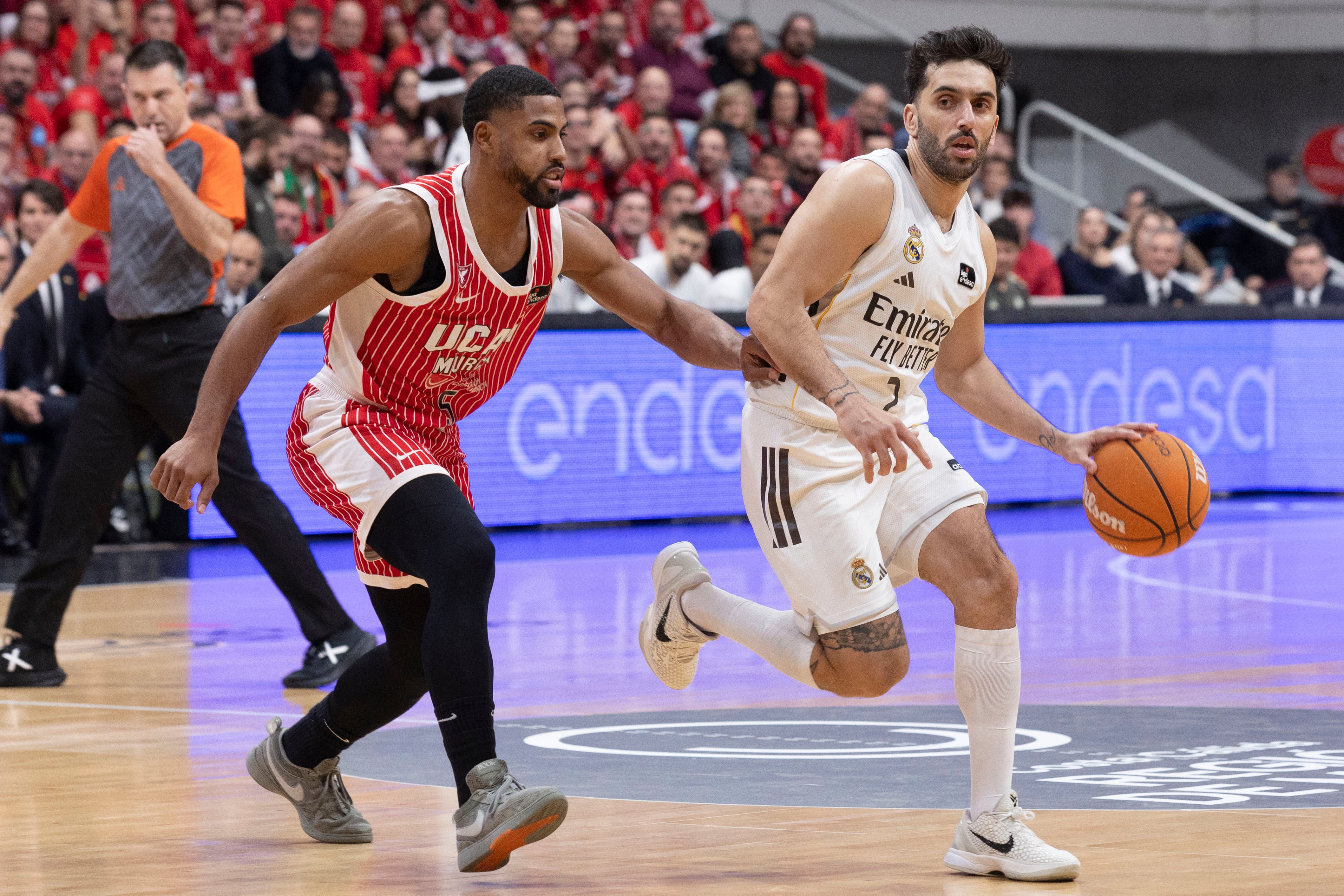 El Real Madrid gana en Murcia y termina 2025 en lo más alto de la tabla de la ACB