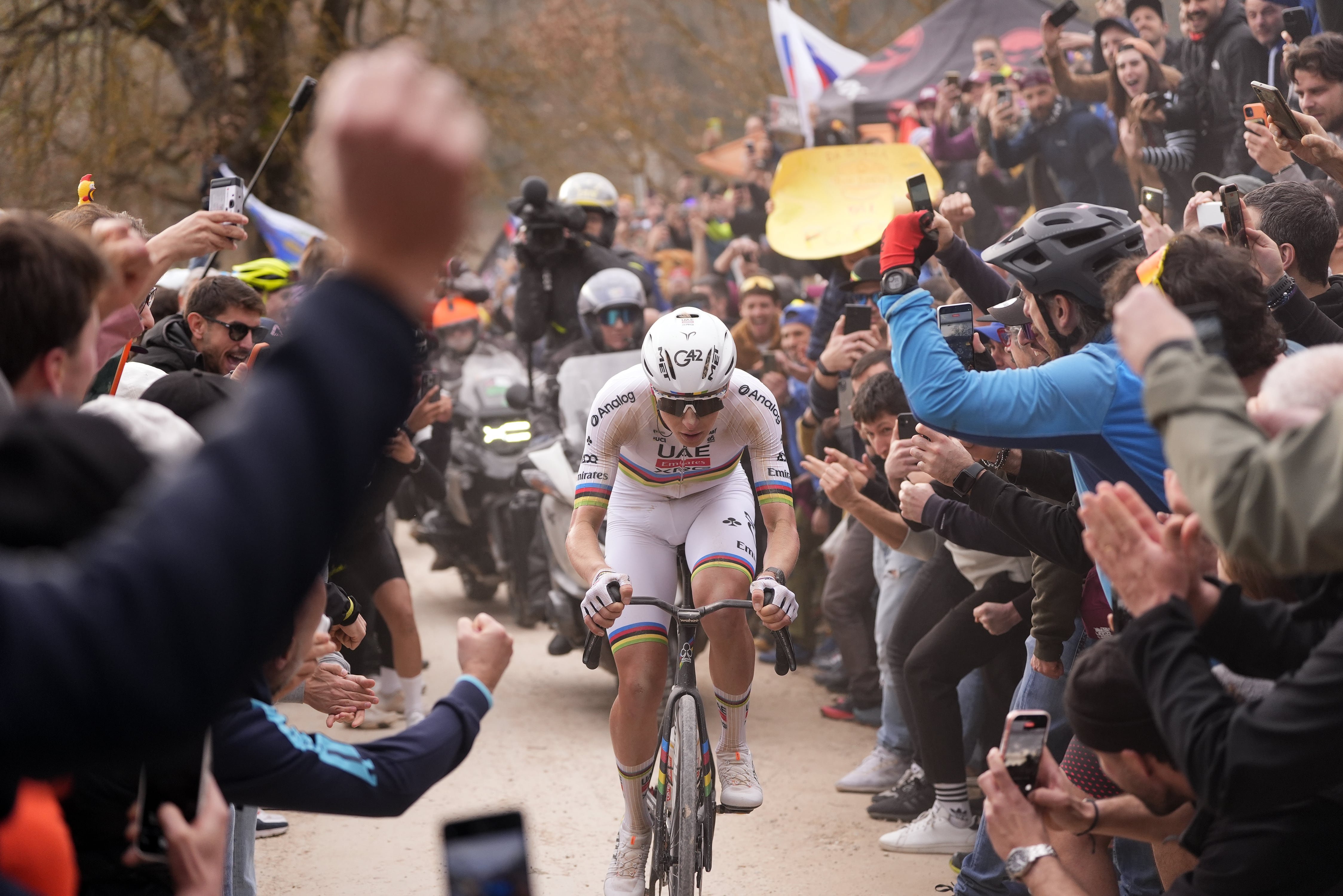 Pogacar se corona de nuevo y escribe la historia en la Strade Bianche
