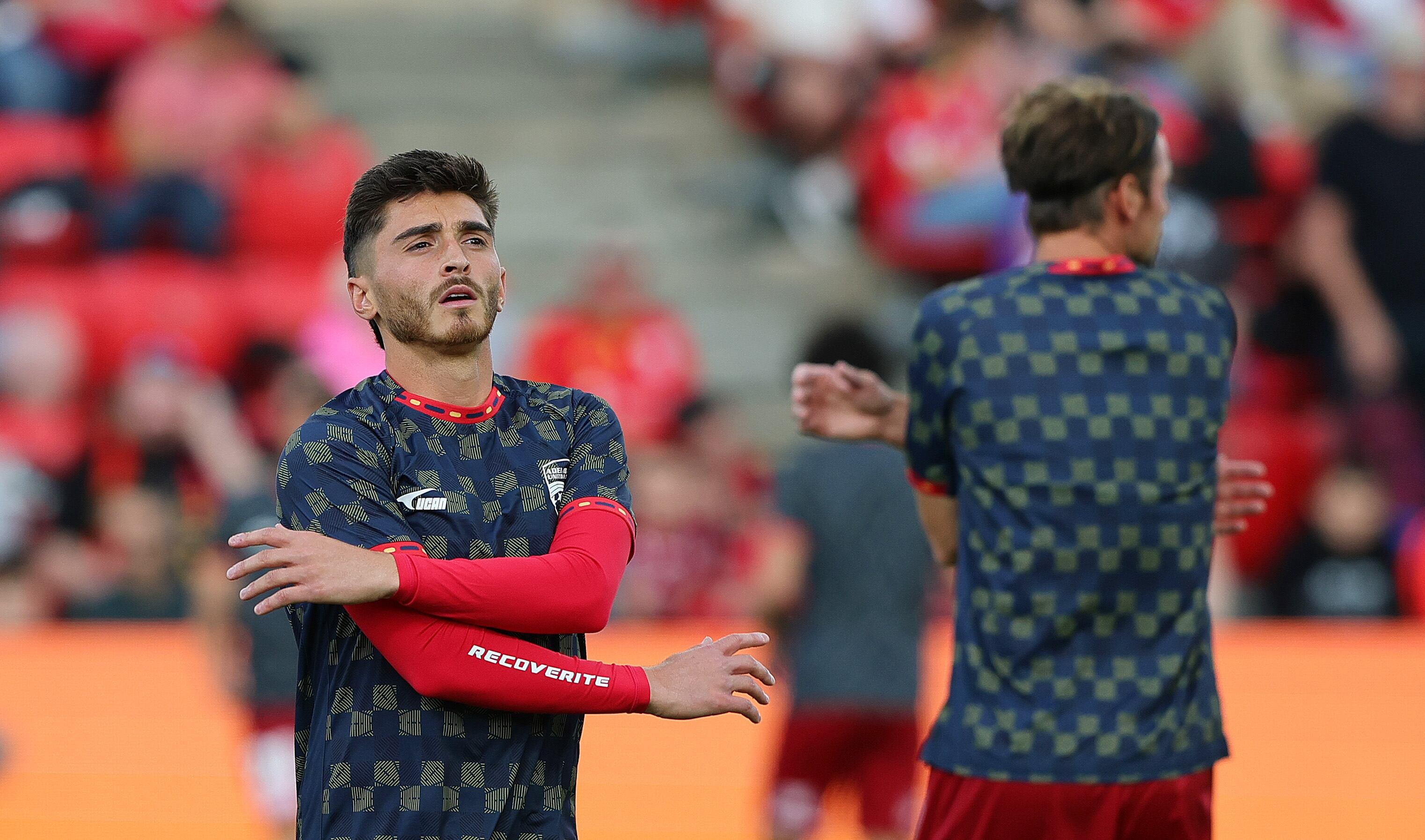 El futbolista Josh Cavallo, el primero en activo en hablar de homosexualidad, acusa a su anterior equipo de homofobia